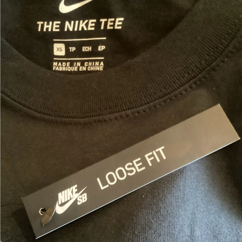 NWOT Nike SB Pro Paradise Pocket The Nike Tee T-Shirt CU0306-010 Men's Size XS